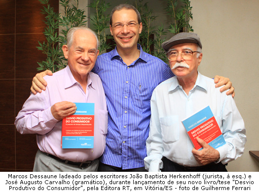 Marcos Dessaune entre os escritores José Augusto Carvalho e João Baptista Herkenhoff, em 2011, no lançamento de seu terceiro livro